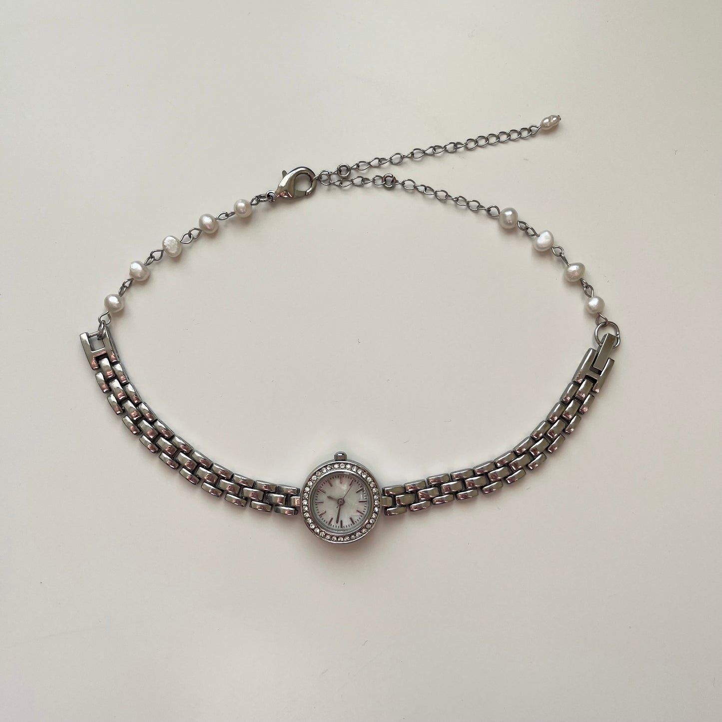 Chained décolletage