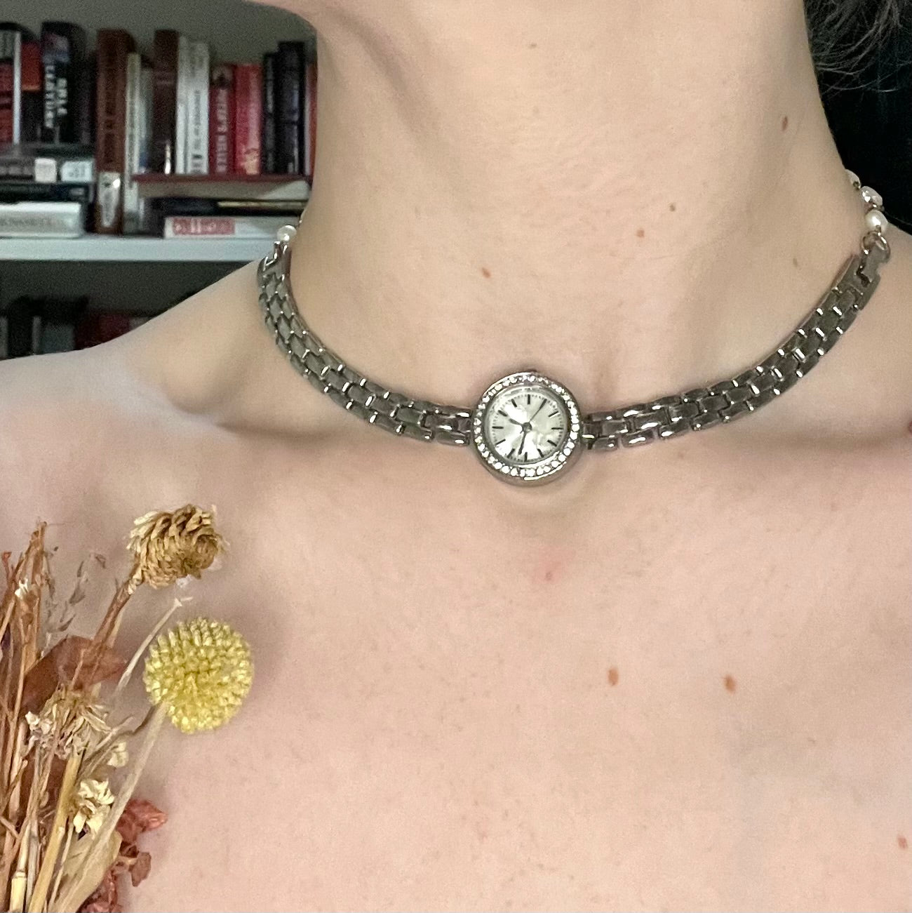 Chained décolletage