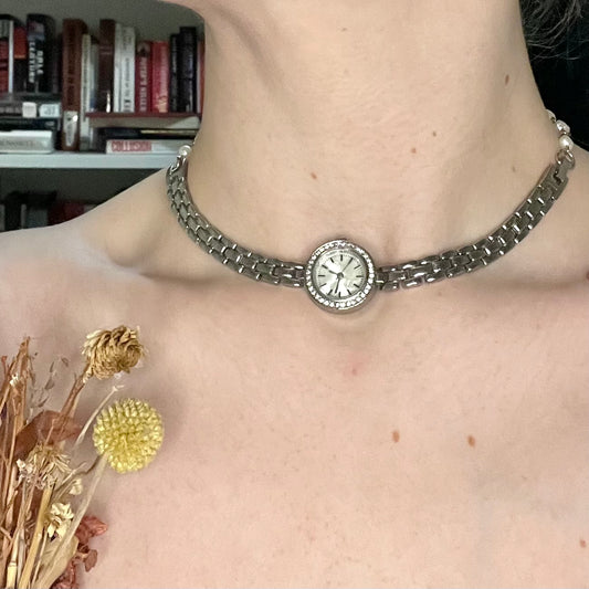 Chained décolletage